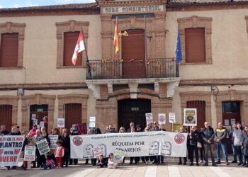 Concentración bajo el lema ‘Réquiem por Pinarejos’ / PLATAFORMA CIUDADANA DE PINAREJOS Y LA COMARCA OESTE