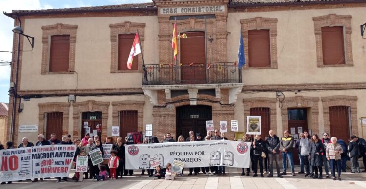 Concentración bajo el lema ‘Réquiem por Pinarejos’ / PLATAFORMA CIUDADANA DE PINAREJOS Y LA COMARCA OESTE