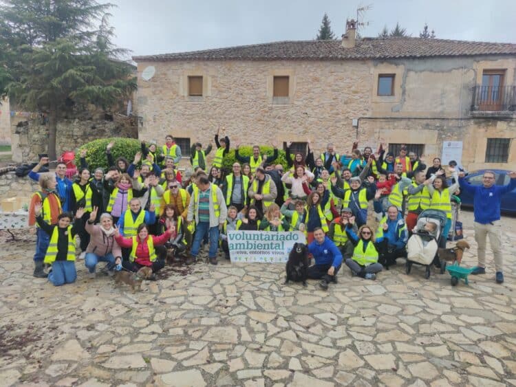 Participantes en una jornada de voluntariado ambiental / FUNDACIÓN CAJA RURAL DE SEGOVIA
