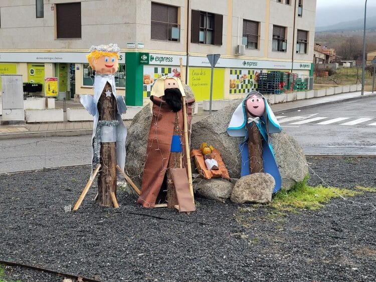 El Ayuntamiento de El Espinar pone en marcha el I concurso popular de belenes 1 Decoración navideña en el municipio en una fotografía de archivo / E.A.
