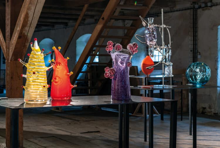 Piezas de la exposición Connected, en La Fábrica de Cristales de La Granja. /                                                                EA