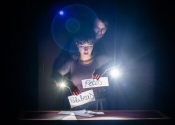 Flor de greguerias. Foto: Luna Teatro Danza.