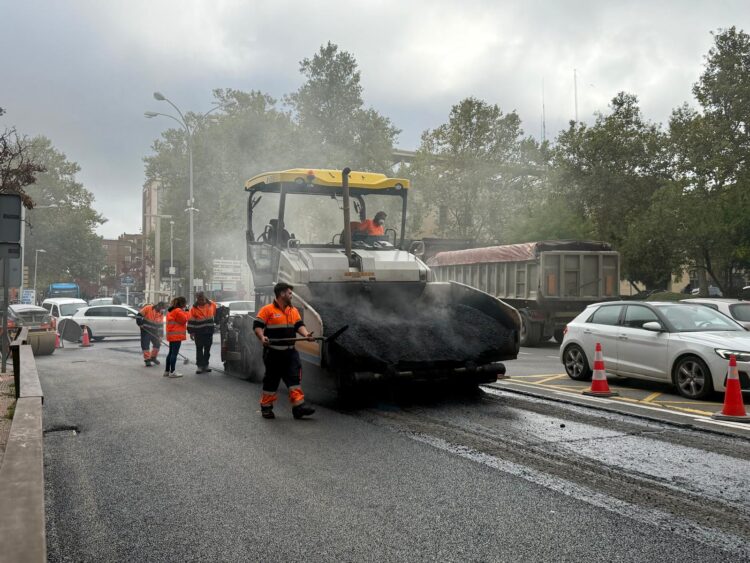 Asfaltado del Paseo Ezequiel González, donde este lunes comenzaron los trabajos. / Ayuntamiento