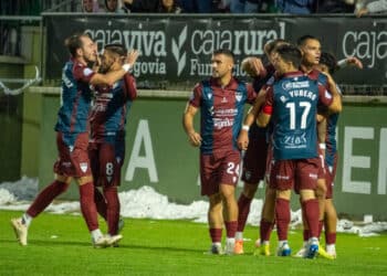 Los jugadores de la Segoviana celebran el gol de Álex Castro en su encuentro ante el Real Ávila./HÉCTOR CRIADO