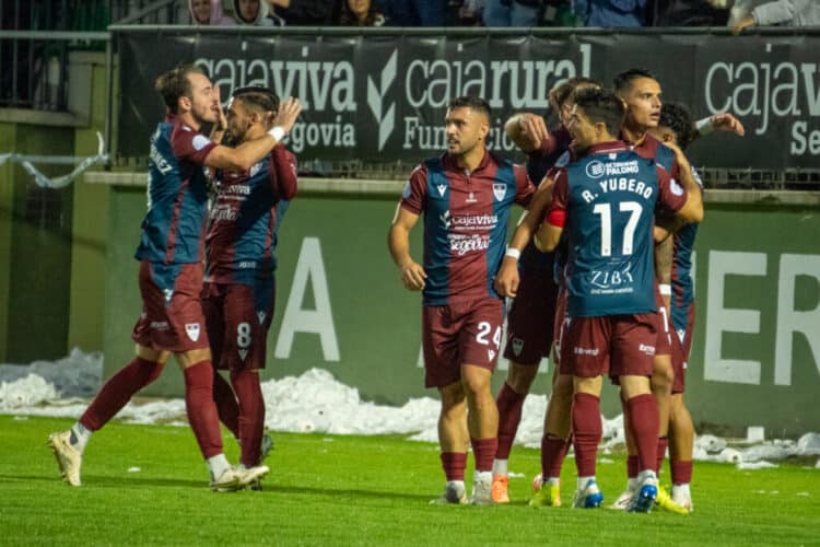 La Segoviana no levanta el pie 1 Los jugadores de la Segoviana celebran el gol de Álex Castro en su encuentro ante el Real Ávila./HÉCTOR CRIADO
