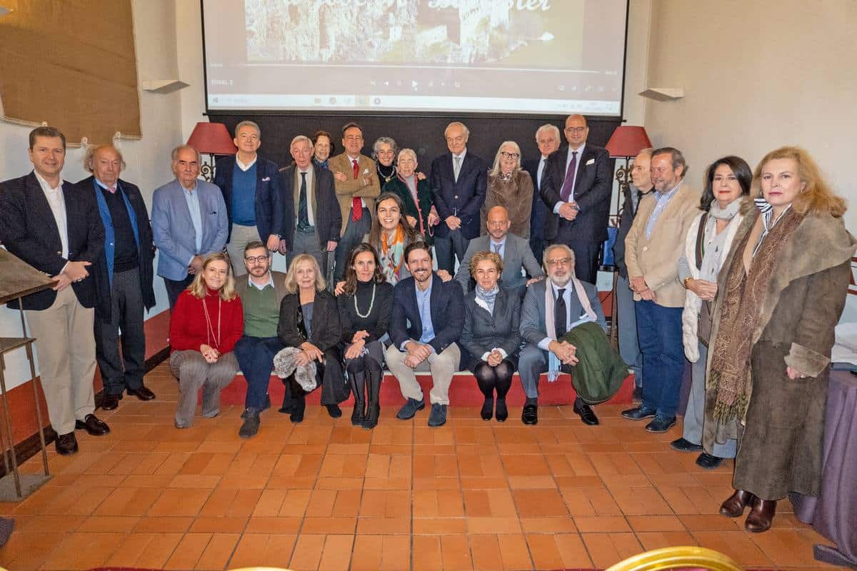 Celebración de una vida dedicada al patrimonio 2 Amigos y familiares asistentes al homenaje.