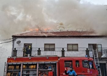 Declarado un incendio esta mañana en un edificio situado en la travesía de San Rafael / AYTO. EL ESPINAR