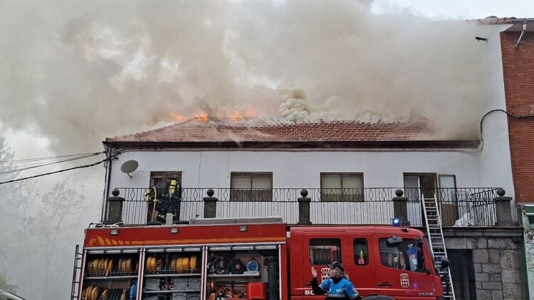Declarado un incendio en un edificio situado en la travesía de San Rafael 1 Declarado un incendio esta mañana en un edificio situado en la travesía de San Rafael / AYTO. EL ESPINAR