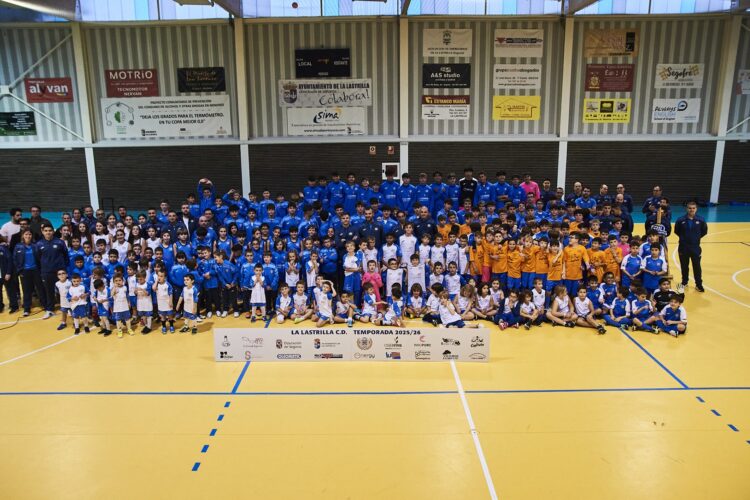 La Lastrilla CD inaugura el curso 2025-2026 con homenaje y 250 jóvenes deportistas 1 Foto de familia durante la presentación del nuevo curso./LA LASTRILLA CD