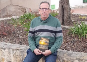 El periodista Javier Martín posa con un ejemplar de su libro ‘Pausas sin prisas’./ E.A.