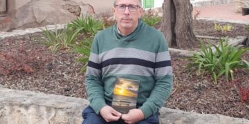 El periodista Javier Martín posa con un ejemplar de su libro ‘Pausas sin prisas’./ E.A.