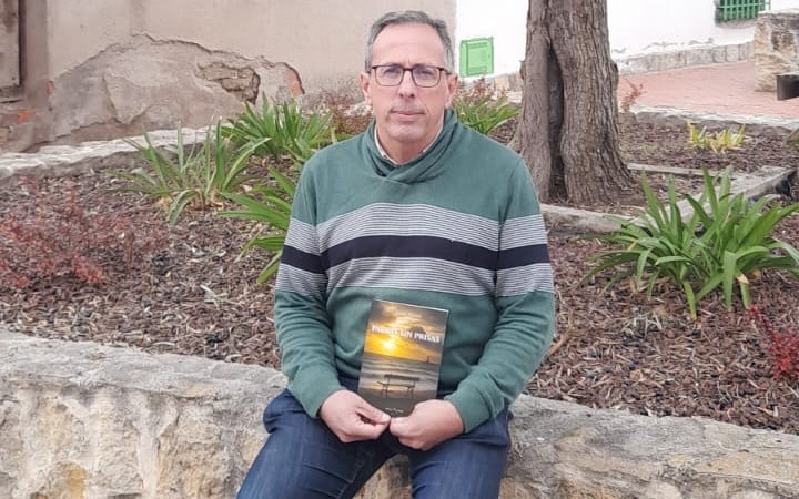 El periodista Javier Martín posa con un ejemplar de su libro ‘Pausas sin prisas’./ E.A.