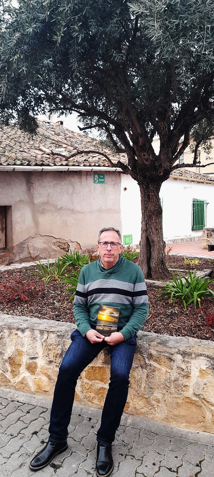 La pausa en un mundo que sólo sabe correr 1 El periodista Javier Martín posa con un ejemplar de su libro ‘Pausas sin prisas’.