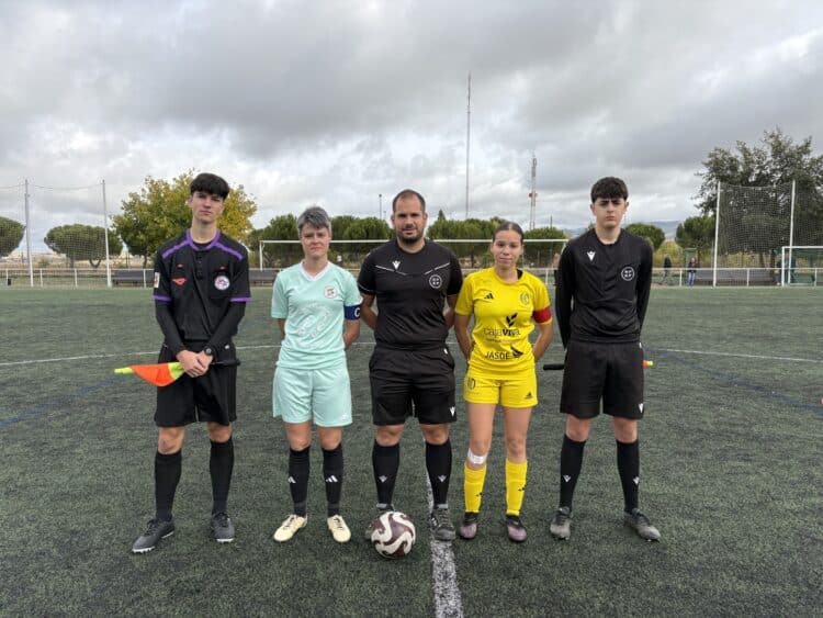 Las capitanas de Quintanar y Cuéllar antes del encuentro./CD CUÉLLAR