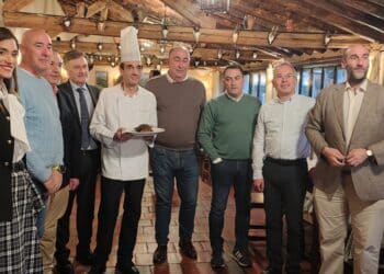 Invitados junto a el jefe de cocina de La Matita, Pepe, en la inauguración de las jornadas de la caza. / E. A.
