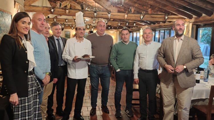 Invitados junto a el jefe de cocina de La Matita, Pepe, en la inauguración de las jornadas de la caza. / E. A.