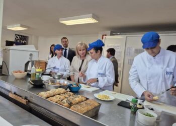 La consejera de Industria, Comercio y Empleo, Leticia García visita un programa mixto de formación. /ICAL