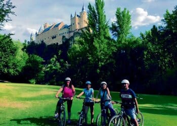 Rutas en bicicleta eléctrica por los lugares más emblemáticos de la ciudad. / E.A.