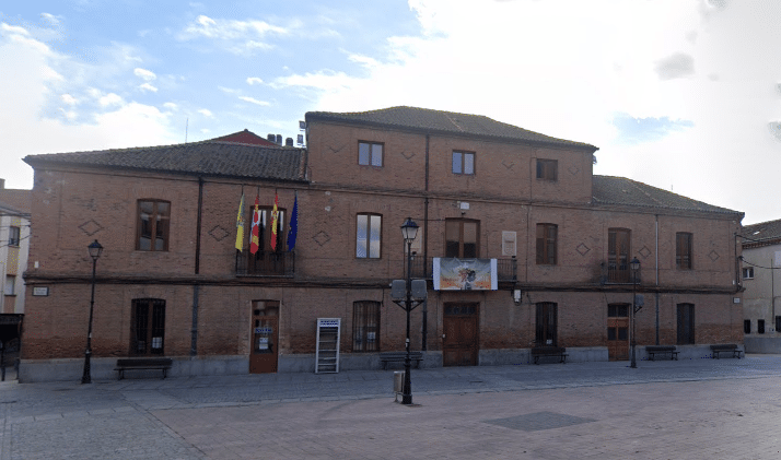 Comienzan las obras de refuerzo del firme en la SG-P-3432 entre Nava de la Asunción y Coca 1 Foto de archivo. Vista de la Casa Consistorial de Nava de la Asunción / E.A.
