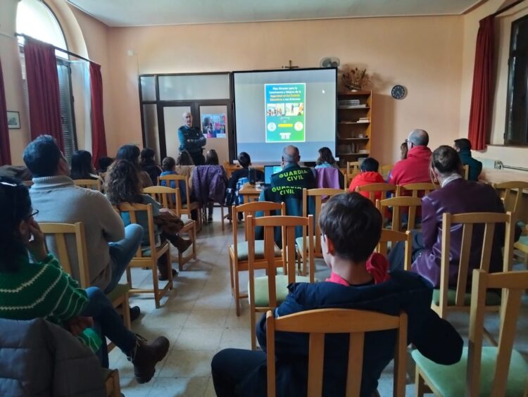 Instante de la charla celebrada en Cantimpalos / LOURDES MATARRANZ