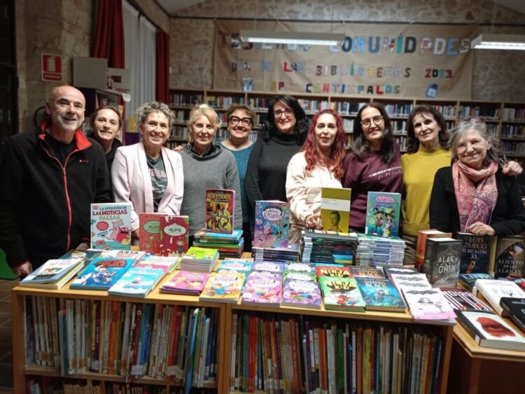 La bibliotecaria Álida Jiménez junto a los participantes del Club de Lectura / LOURDES MATARRANZ