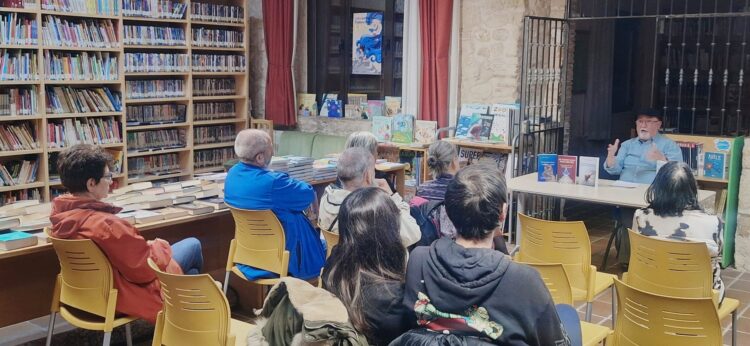 Instante de la presentación de la obra en la biblioteca de Cantimpalos / LOURDES MATARRANZ