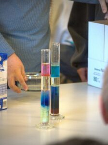 El IES 'Sierra de Ayllón' celebra el Día de la Ciencia 2 Reacciones químicas de colores / JCYL