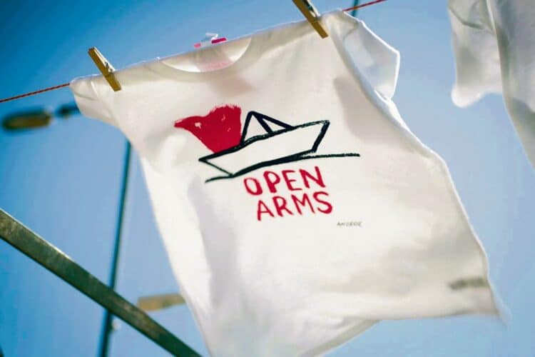 Regalar solidaridad, la satisfacción de hacer un obsequio dos veces 1 Camiseta diseñada por Andreu Buenafuente para Open Arms. / ONG