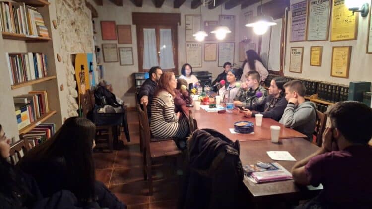 Otones de Benjumea, escenario de un encuentro repleto de música, radio y tradición 1 Los participantes en la jornada asistieron a un taller de radio / A.C. ‘EL CORRALÓN’