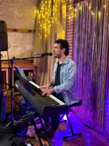 Otones de Benjumea, escenario de un encuentro repleto de música, radio y tradición 3 Actuación musical de Daniel Romano / A.C. ‘EL CORRALÓN’