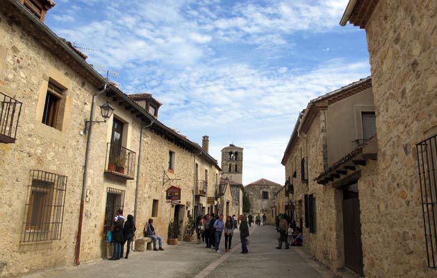 Vista de las calles de la localidad segoviana de Pedraza / E.A.