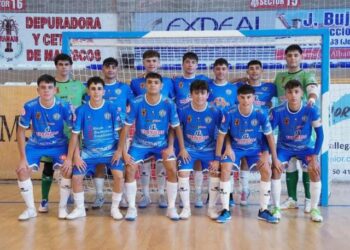 La plantilla del juvenil División de Honor del San Cristóbal antes de un encuentro del presente curso./CD SAN CRISTÓBAL