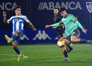 René Pérez controla la pelota durante un instante del encuentro entre Segoviana y Deportivo Fabril./J.MARTÍN-G. SEGOVIANA