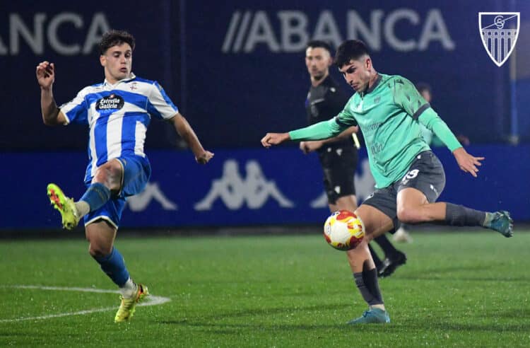 Un líder con autoridad 1 René Pérez controla la pelota durante un instante del encuentro entre Segoviana y Deportivo Fabril./J.MARTÍN-G. SEGOVIANA