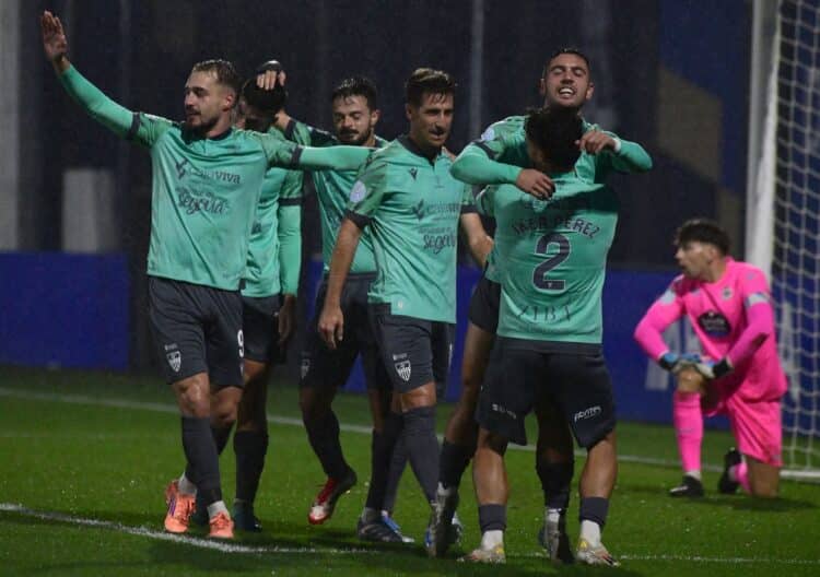 Los jugadores de la Segoviana celebran el gol de Pau en Abegondo frente al Deportivo Fabril./J.MARTÍN-G.SEGOVIANA