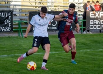 René pugna con un rival durante un instante del encuentro entre Segoviana y Burgos B celebrado en el campo municipal de La Albuera./HÉCTOR CRIADO