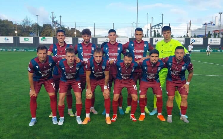 Once inicial de la Segoviana en su encuentro frente al Rayo Cantabria en La Planchada./G. SEGOVIANA