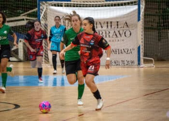 Isa conduce la pelota en un instante del duelo entre Segosala y Les Corts./HÉCTOR CRIADO