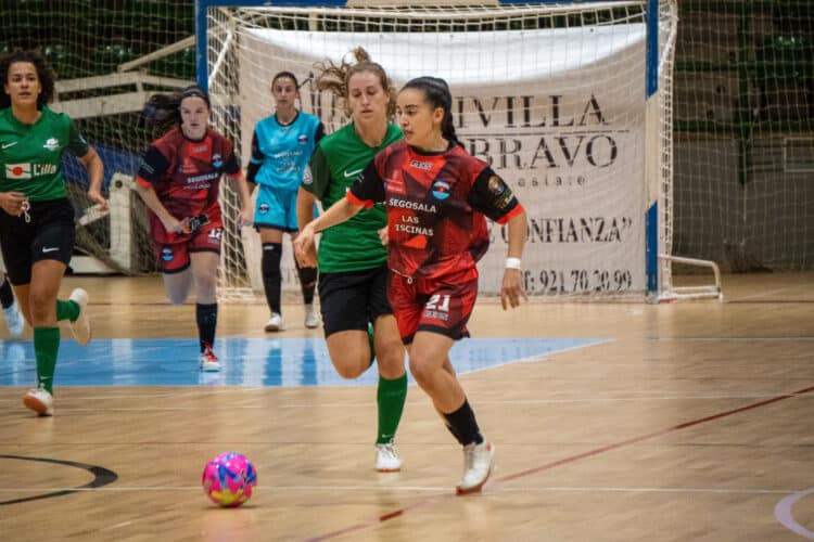 Isa conduce la pelota en un instante del duelo entre Segosala y Les Corts./HÉCTOR CRIADO