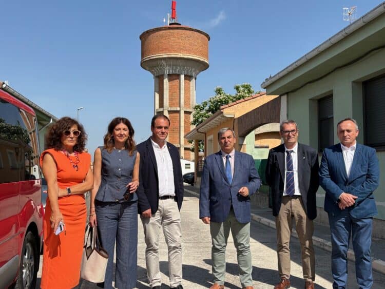 Personalidades de Junta, Subdelegación y Ayuntamiento en la inauguración del centro emisor de Sanchonuño./JUNTA DE CASTILLA Y LEON