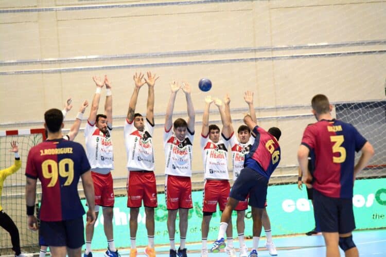 Un instante del duelo del pasado curso entre Viveros Herol Nava y Barcelona en el Guerreros Naveros./AMADOR MARUGÁN