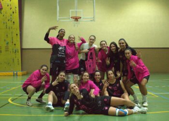 La plantilla del equipo segoviano celebra la victoria ante Zamarat./CD SPORDEPORTE