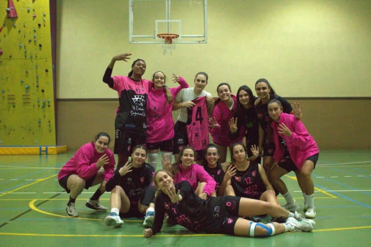 La plantilla del equipo segoviano celebra la victoria ante Zamarat./CD SPORDEPORTE