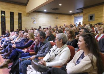 Los asistentes llenaron el salón/FRANCISCO SÁNCHEZ