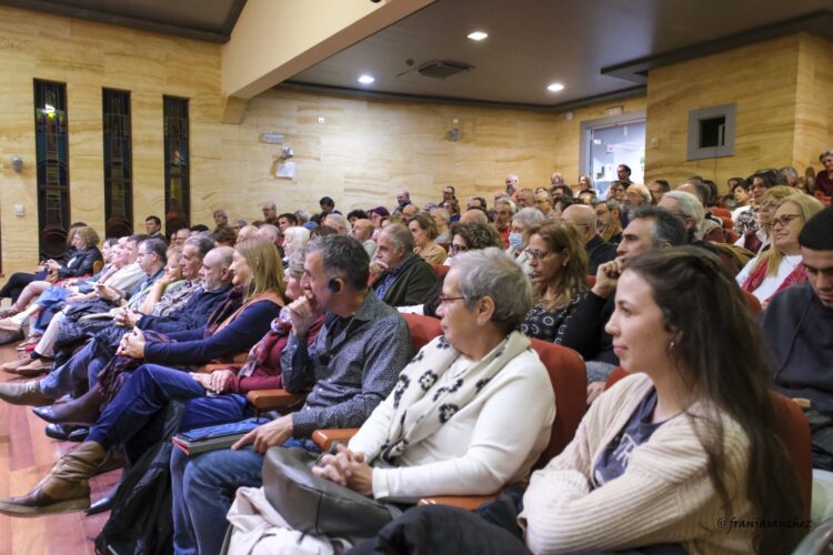 Los asistentes llenaron el salón/FRANCISCO SÁNCHEZ