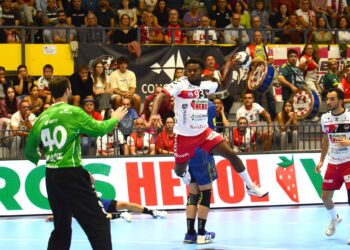 Lufuanitu busca el lanzamiento durante un instante del duelo entre Viveros Herol y Bidasoa./AMADOR MARUGÁN