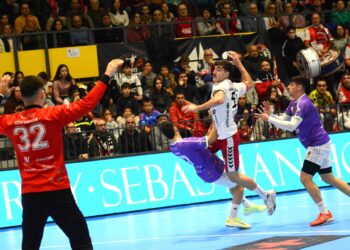 Joao Bandeira busca el lanzamiento durante un instante del encuentro./AMADOR MARUGÁN