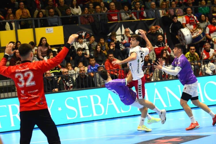 Joao Bandeira busca el lanzamiento durante un instante del encuentro./AMADOR MARUGÁN