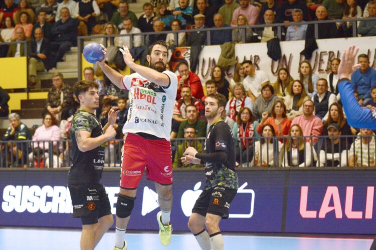 Gonzaló Carró busca el lanzamiento en el Guerreros Naveros durante el curso pasado./AMADOR MARUGÁN