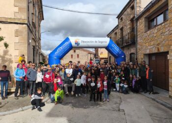 Concentración de todos los participantes en la meta tras finalizar la marcha / CENTRO CULTURAL SANTA ÁGUEDA